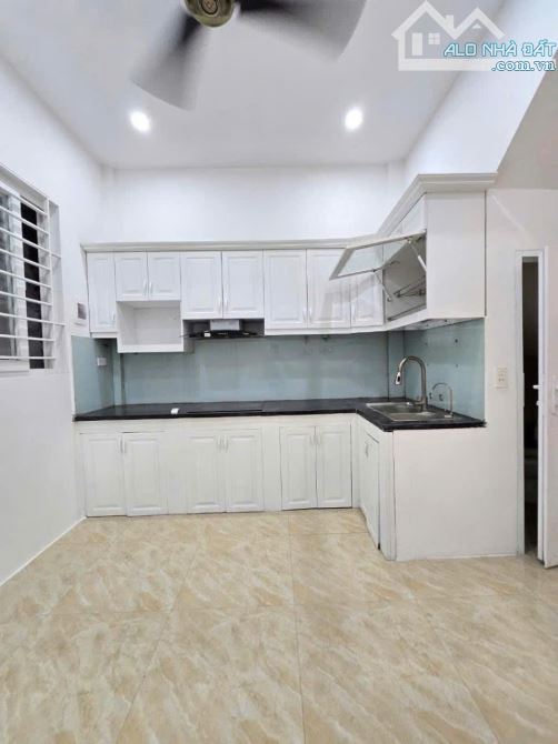 Bán nhà Kim Giang, Thanh Xuân, dt: 40m2, giá: 8.9 tỷ, 5 tầng, mt: 4m, 6 ngủ, cách ô tô 30m