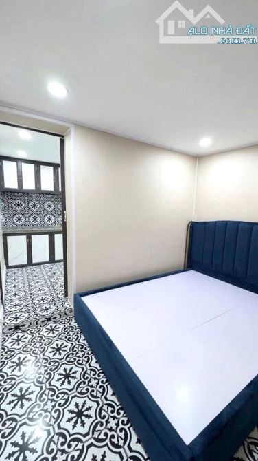 Bán tập thể tầng 1 phố Thái Thịnh 50m2 căn 2 ngủ có sân để xe riêng, oto đỗ cửa TT Đống Đa