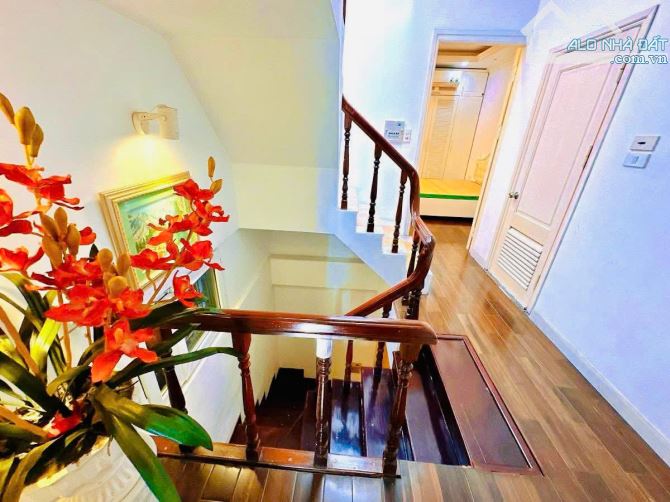 PHỐ THÁI HÀ - LÕI ĐỐNG ĐA - NHÀ ĐẸP - TẶNG NỘI THẪT - Ô TÔ 4 CHỖ ĐỖ CỔNG - SÂN CỔNG RIÊNG