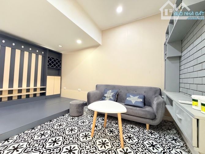 Bán tập thể tầng 1 phố Thái Thịnh 50m2 căn 2 ngủ có sân để xe riêng, oto đỗ cửa TT Đống Đa