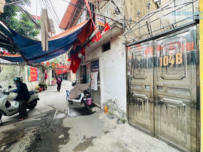 Bán tập thể tầng 1 phố Thái Thịnh 50m2 căn 2 ngủ có sân để xe riêng, oto đỗ cửa TT Đống Đa