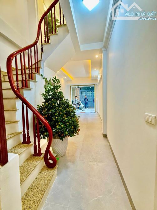 Sống trong con phố Yên Lạc, Hai Bà Trưng, dt to 54m2 x 5 tầng mt 4.5m giá 17.5 tỷ. PH