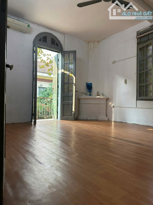 Biệt thự (tầng 2) mặt phố Nguyễn Chế Nghĩa quận Hoàn Kiếm, diện tích sử dụng 50 m2 gồm 2 P