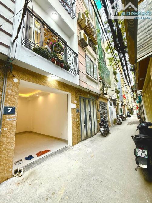 Sống trong con phố Yên Lạc, Hai Bà Trưng, dt to 54m2 x 5 tầng mt 4.5m giá 17.5 tỷ. PH