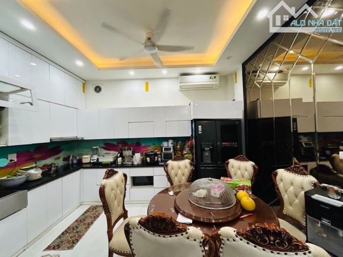 Nhỉnh 17 Tỷ Nhà Lô Góc - Ngõ Thông Ô Tô Thang Máy KD 54M -5 Tầng, Hai Bà Trưng.