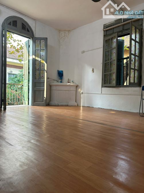 Biệt thự (tầng 2) mặt phố Nguyễn Chế Nghĩa quận Hoàn Kiếm, diện tích sử dụng 50 m2 gồm 2 P