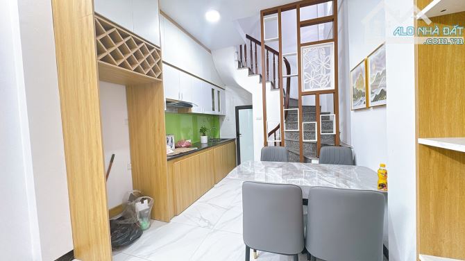 Bán Nhà Đường Bưởi, 34m2, 5 tầng chỉ 7.99 tỷ, sổ đỏ, ngõ rộng