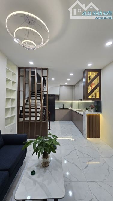 Bán nhà Hoàng Hoa Thám – vị trí đẹp, ô tô đỗ cửa 5 tầng, hơn 9 tỷ