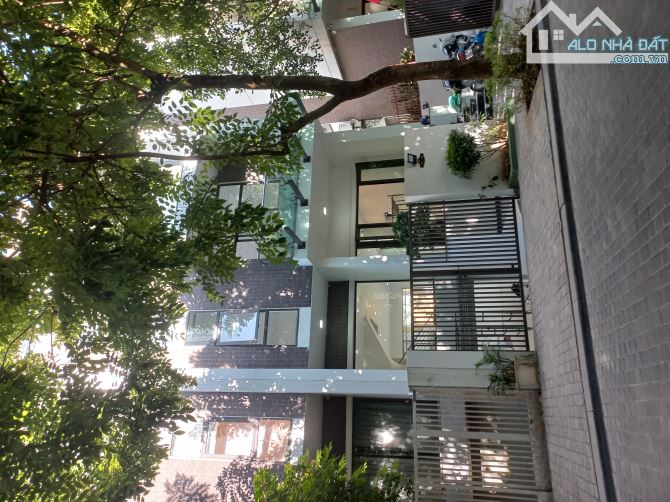 Bán gấp nhà ngõ 118 Nguyễn Khánh Toàn - 100m - 5 tầng - MT 8M - Nhỉnh 400tr/m - Chính chủ