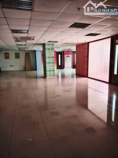 Bán gấp sàn văn phòng phố Tây Sơn, Đống Đa 900m2, lô góc chỉ 60 tr/m2, giá rất tốt. - 2
