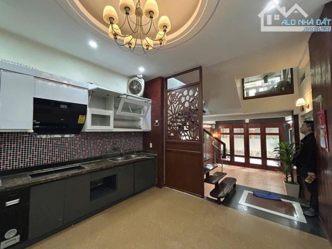 LÔ GÓC LẠC LONG QUÂN, NGÕ THÔNG OTO 7 CHỖ VÀO, 55m, 5 TẦNG, NỘI THẤT GỖ LIM, 18.5 Tỷ