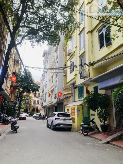 TRẦN QUỐC HOÀN - CẦU GIẤY, ô tô tránh, dân xây, kinh doanh, ở cực đẹp.