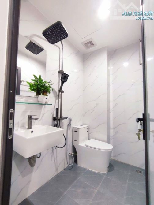 Nhà trung tâm Cầu giấy - giáp Tây hồ- hoàng Quốc việt - dốc Bười