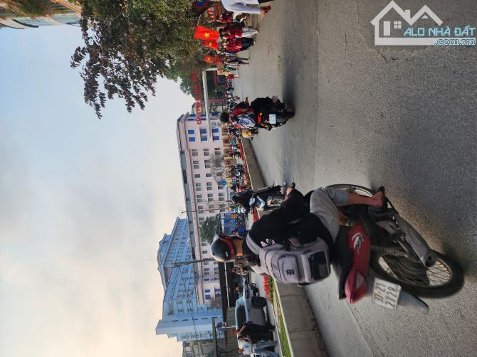 ChÍNH CHỦ CẦN BÁN GẤP NHÀ MẶT PHỐ HÀ NỘI 120M2 MT 6M, 2 THOÁNG Giá 33 Tỷ