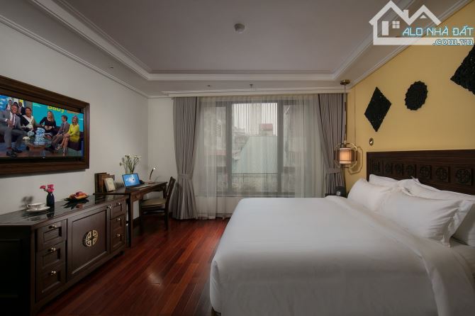 Bán Khách Sạn mặt phố Hàng Bông 300m2 x 12T x MT 10m - Giá 300 tỷ