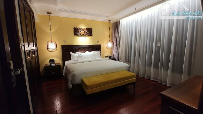 Bán Khách Sạn mặt phố Hàng Bông 300m2 x 12T x MT 10m - Giá 300 tỷ