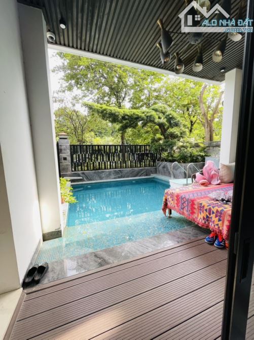 BIỆT THỰ CIPUTRA – VỊ TRÍ ĐẮC ĐỊA , THANG MÁY . BỂ BƠI . SÂN VƯỜN CÂY XANH MÁT 4 MÙA .GARA