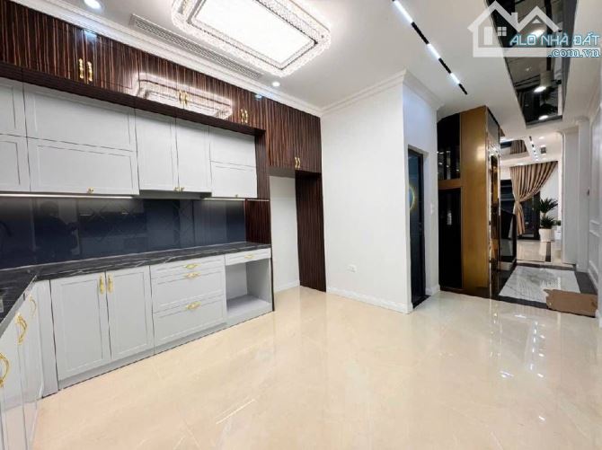 NHÀ PHÂN LÔ HOÀNG QUỐC VIỆT, 55M x 6T, THANG MÁY, Ô TÔ TRÁNH, KD – 26,8 TỶ