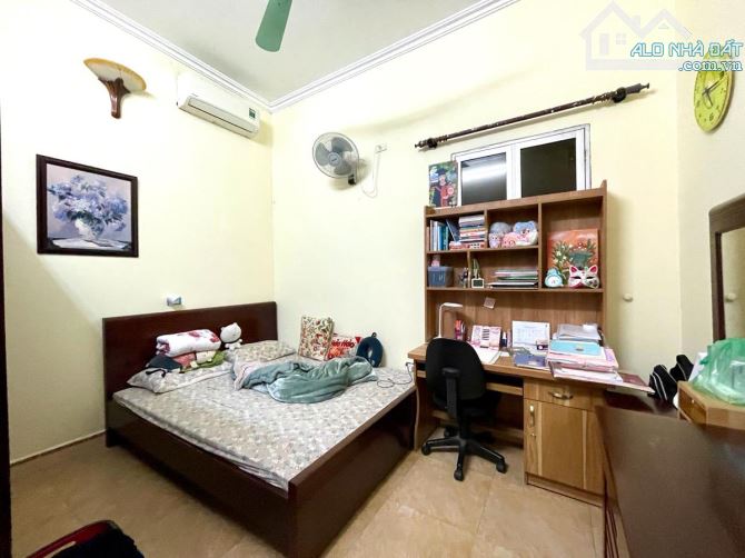 Bán nhà Lý Thường Kiệt, 45m2, 5 tầng, mặt tiền 5.2m, 27.5 tỷ, ngõ rộng thoáng, kinh doanh