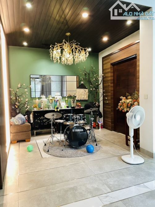 BIỆT THỰ CIPUTRA – VỊ TRÍ ĐẮC ĐỊA , THANG MÁY . BỂ BƠI . SÂN VƯỜN CÂY XANH MÁT 4 MÙA .GARA