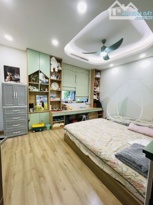 BIỆT THỰ CIPUTRA – VỊ TRÍ ĐẮC ĐỊA , THANG MÁY . BỂ BƠI . SÂN VƯỜN CÂY XANH MÁT 4 MÙA .GARA