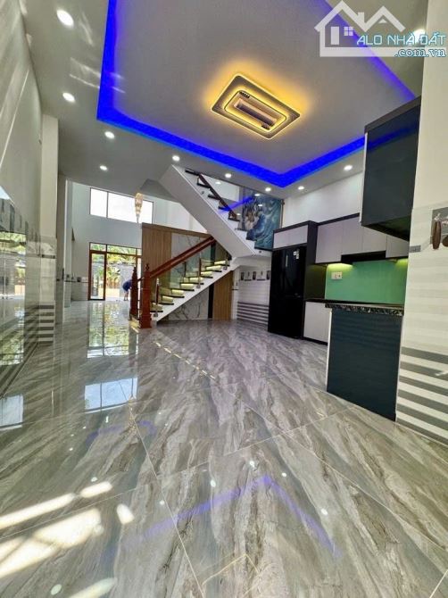 Siêu phẩm Chợ Hóc Môn. 125m2 ngang 5, đường 6M, 3 Tầng, chỉ 6 Tỷ