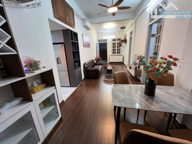 Bán tập thể 68 Quan Nhân, 75m, 2 ngủ, full nội thất, ô tô đỗ chân thang, chỉ 4x tỷ