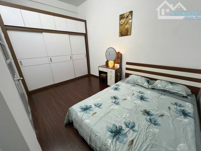 Bán tập thể 68 Quan Nhân, 75m, 2 ngủ, full nội thất, ô tô đỗ chân thang, chỉ 4x tỷ