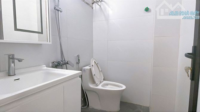 NHÀ ĐẸP TRUNG TÂM CẦU GIẤY, LÔ GÓC THOÁNG SÁNG,SÂN TRƯỚC NHÀ RỘNG, 47M2, 4 TẦNG, 11.5 tỷ.