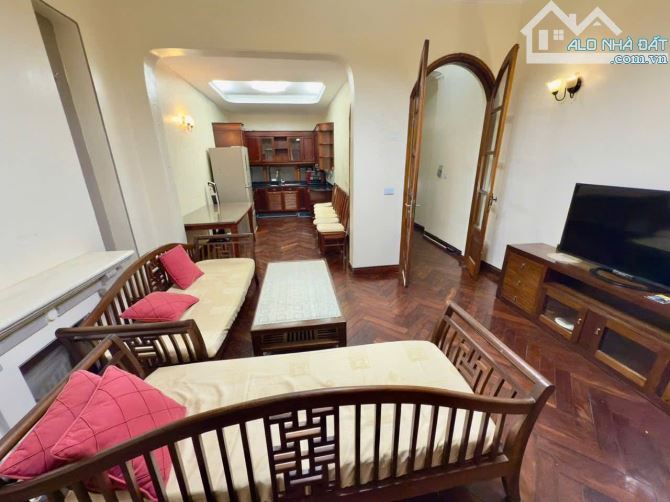 Mặt ngõ oto tránh vip 25m ra Phố Trần Quốc Hoàn, nhà dân xây 50m2 x mtiền 4.8m.Giá 23.5 tỷ