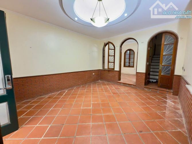 Mặt ngõ oto tránh vip 25m ra Phố Trần Quốc Hoàn, nhà dân xây 50m2 x mtiền 4.8m.Giá 23.5 tỷ