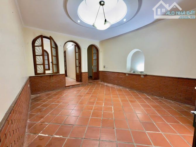 Mặt ngõ oto tránh vip 25m ra Phố Trần Quốc Hoàn, nhà dân xây 50m2 x mtiền 4.8m.Giá 23.5 tỷ