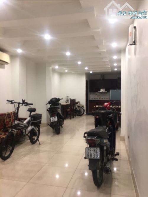 20 tỷ-24m2/6 tầng thang máy-Mặt phố khâm thiên-Đống Đa