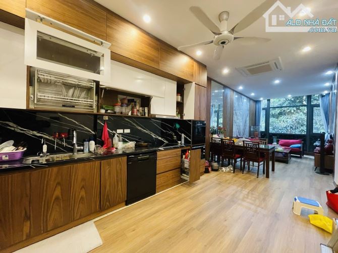 Bán biệt thự Hoàng gia kiến trúc tân cổ điển 5 tầng k/v Cầu Giấy, Thanh Xuân, Nam Từ Liêm