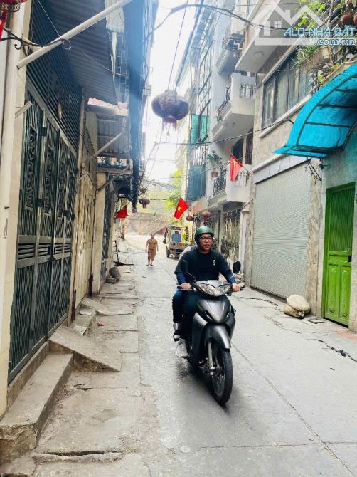 ~ 8.0 tỷ - Nhà ngõ phố 3 tầng, 41m2,MT 6.3 m, tuyến phố ven sông Hồng, AN tốt, giá trị bền