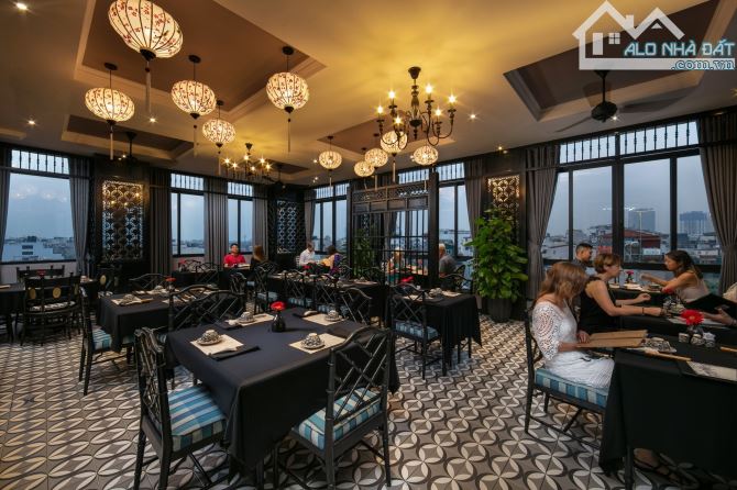 Bán toà khách sạn mặt phố Nguyễn Trường Tộ, DT: 220m2 x 16 Tầng, Mặt tiền: 10m, Giá 190 Tỷ