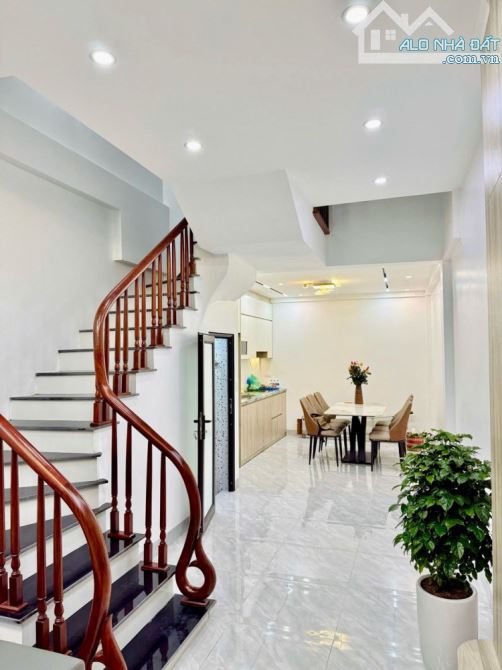 Nhà 5 tầng ngõ thông oto tránh Vũ Tông Phan. Giá nhỉnh 11tỷ