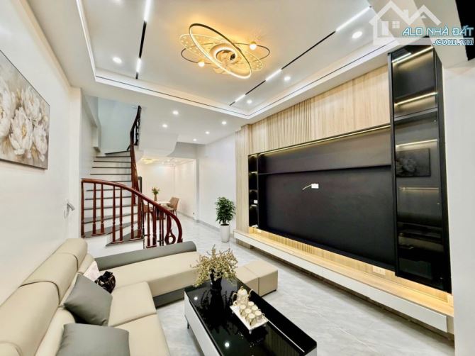 Nhà 5 tầng ngõ thông oto tránh Vũ Tông Phan. Giá nhỉnh 11tỷ