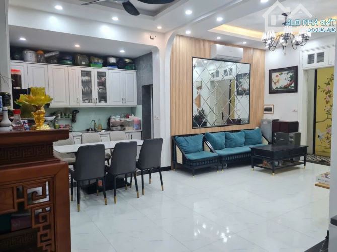 BÁN NHÀ TẬP THỂ MẶT PHỐ LÝ NAM ĐẾ 110M – 9.5 TỶ