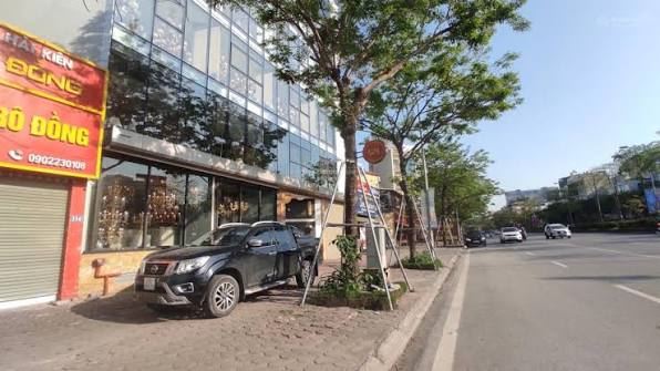 Bán nhà mặt phố Võ Chí Công , DT 160m2 x 2 tầng, mặt tiền 15m, giá 90 tỷ.