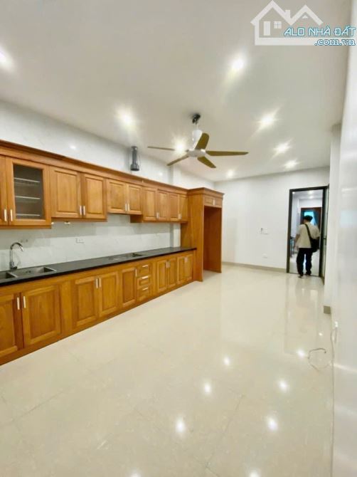 MẶT NGÕ THÔNG –VF3 ĐỖ CỬA - THANG MÁY- SÁT PHỐ– GẦN HỒ TÂY -AN CƯ GIA ĐÌNH -NHÀ ĐẸP Ở NGAY