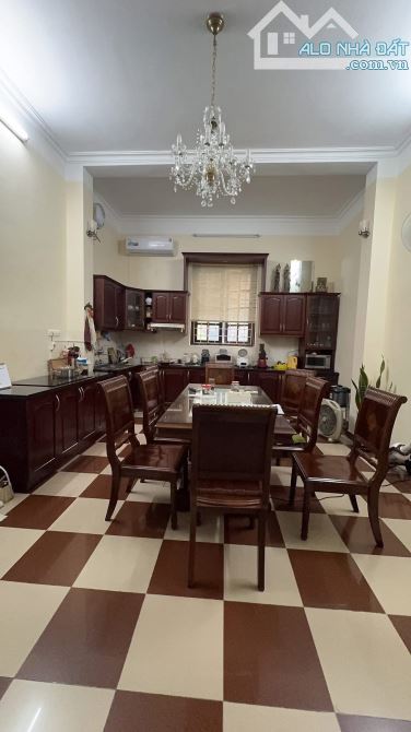 Phố Nguyễn Văn Huyên , Ngõ to như phố , nhà dân xây , trước nhà 3 ô tô tránh .giá 21,5 tỷ