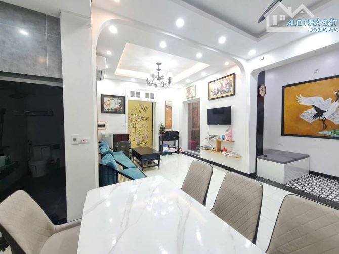 BÁN NHÀ TẬP THỂ MẶT PHỐ LÝ NAM ĐẾ 110M – 9.5 TỶ