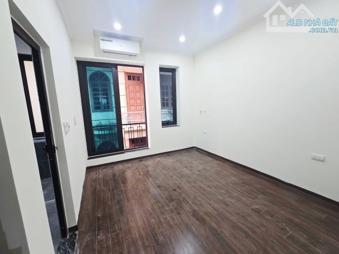 Siêu phẩm Hiếm Cầu Giấy . Phố Dương Quảng Hàm . 1 nhà ra phố . ô tô vào nhà . Giá 22.8 tỷ