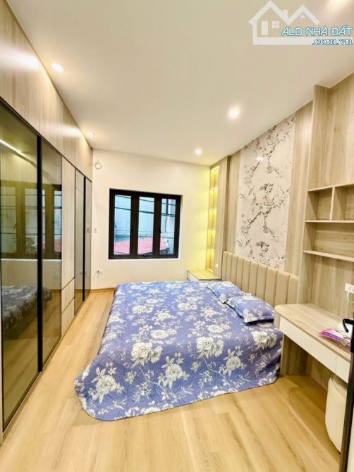 Nhà 5 tầng ngõ thông oto tránh Vũ Tông Phan. Giá nhỉnh 11tỷ