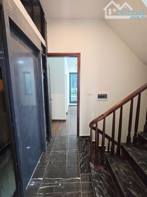 Siêu phẩm Hiếm Cầu Giấy . Phố Dương Quảng Hàm . 1 nhà ra phố . ô tô vào nhà . Giá 22.8 tỷ