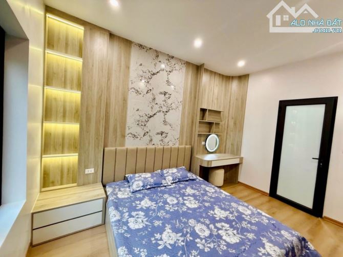 Nhà 5 tầng ngõ thông oto tránh Vũ Tông Phan. Giá nhỉnh 11tỷ