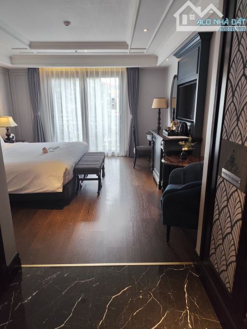 Bán toà khách sạn mặt phố Nguyễn Trường Tộ, DT: 220m2 x 16 Tầng, Mặt tiền: 10m, Giá 190 Tỷ