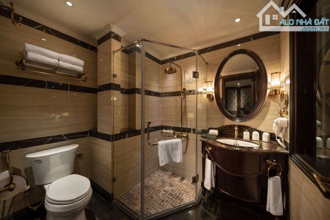 Bán toà khách sạn mặt phố Nguyễn Trường Tộ, DT: 220m2 x 16 Tầng, Mặt tiền: 10m, Giá 190 Tỷ