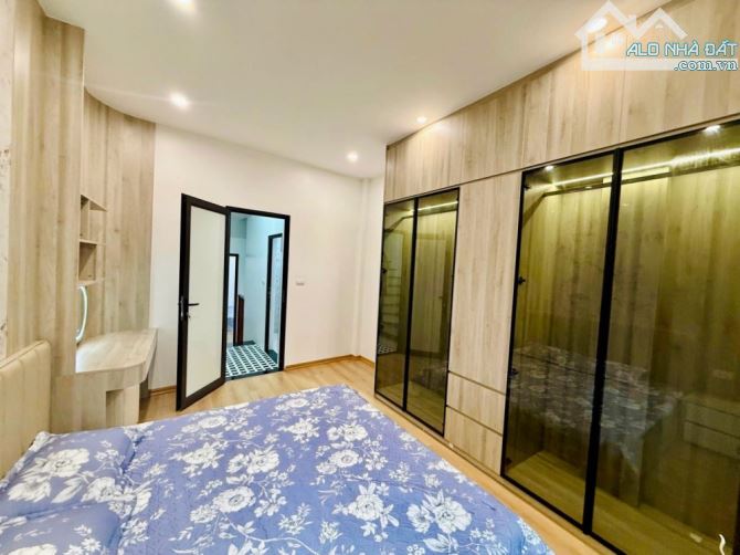 Nhà 5 tầng ngõ thông oto tránh Vũ Tông Phan. Giá nhỉnh 11tỷ